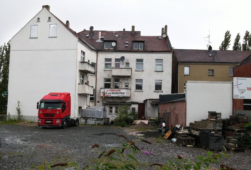 Die Rückseite des Gebäudes mit der Fläche der ehemaligen Tankstelle.