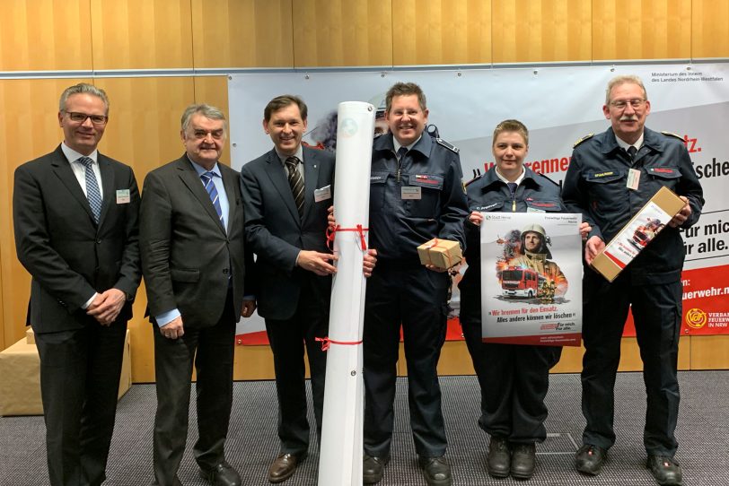 Herbert Reul (2.v.l) und Frank Dudda (3.v.l) bei der Preisübergabe.