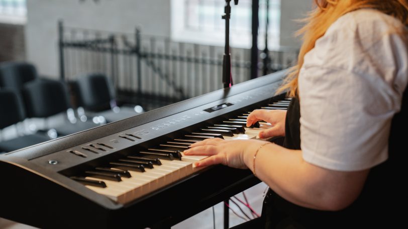 Benefiztag an der Künstlerzeche Unser Fritz mit der Vorstellung der neuen "Bühne Unser Fritz", ein freies Theaterprojekt. Singer und Songwriterin Johanna "Johama" Bojarzin