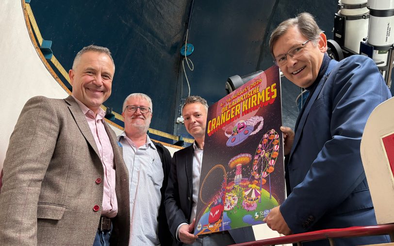 Vorstellung neben dem Teleskop: (v.li.) Stadtmarketing-Chef Holger Wennrich, Sternwarte-Leiter Ralf Schellenberg, Tibo Zywietz (stellv. Leiter FB Öffentliche Ordnung) und OB Dr. Frank Dudda.