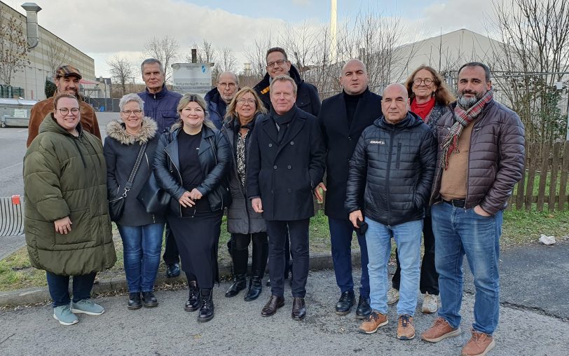 Der Integrationsrat um den Vorsitzenden Ibrahim Baltaci (4.v.r.) besuchte zusammen mit Dezernent Andreas Merkendorf (5.v.r.) die Notunterkunft an der Dorstener Straße.