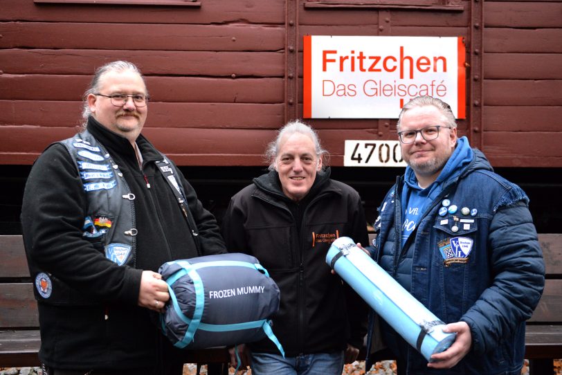 v.l. Oliver Nolting vom Bochumer Fanclub Blue-White-Malibu, Horst Schröder, Matthias Kersting vom Fußball-Fanclub Bochumer Herzschlag.