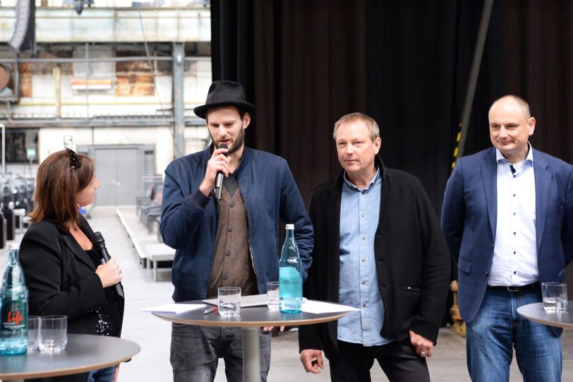 Sebastian Maier (2. v.l.) spricht bei der Pressekonferenz über die Musik der Show.