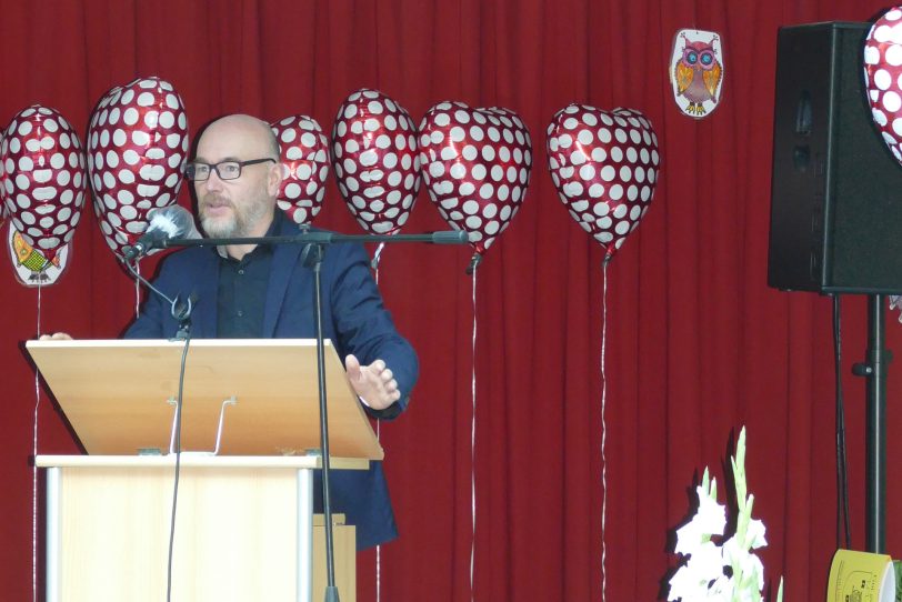 Schulleiter Stefan Lindemann bei seiner Rede.