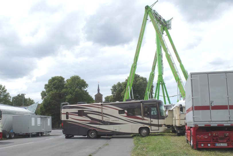 Nach der Rheinkirmes ist vor der Cranger Kirmes: Aufbau am 21. Juli 2025 auf dem Platz in Crange.