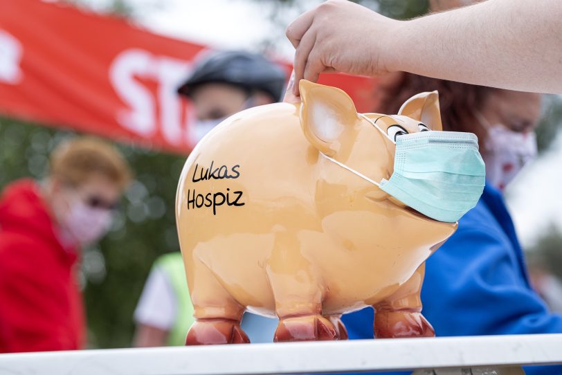 Spendenradeln für das Lukas-Hospiz in Herne (NW), am Samstag (25.07.2020). Start war in diesem Jahr - coronabedingt - die Künstlerzeche Unser Fritz in Wanne, von wo aus die Radfahrerinnen und Radfahrer in die verschiedenen Richtungen aufbrachen, um Spendengelder einzusammeln.