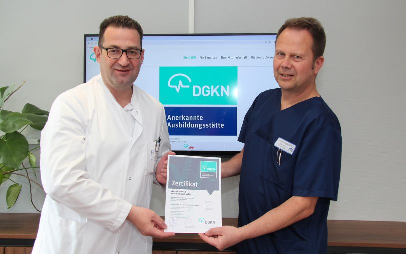 Chefarzt Prof. Dr. Christos Krogias (l.) und Dr. Christian Börnke mit dem Zertifikat