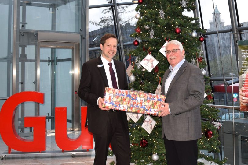 v.l. Jörg Velling (Herner Sparkasse), Norbert Slaski (Herne hilft e. V.) bei der Weihnachtsbaum-Wunschaktion.