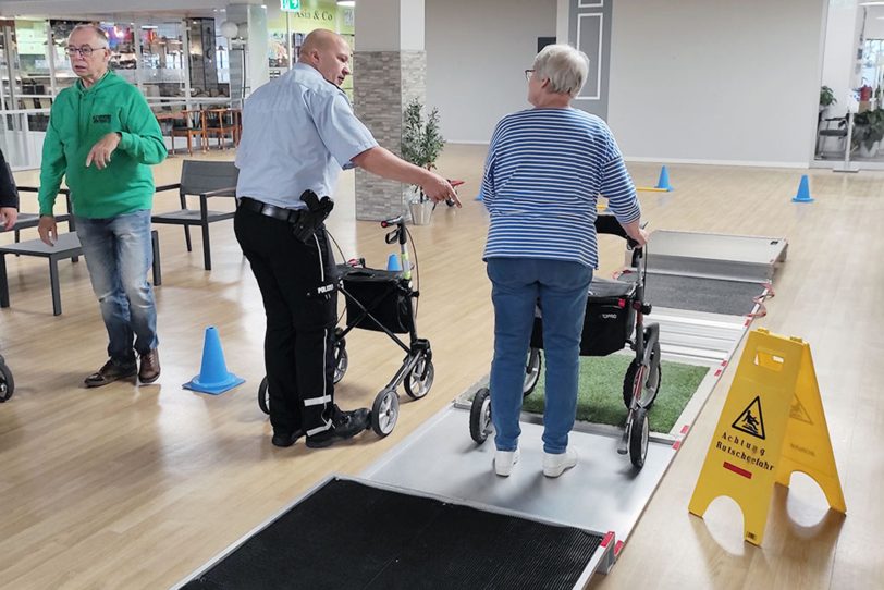 Beamte der Verkehrsunfallprävention der Polizei Bochum beim 