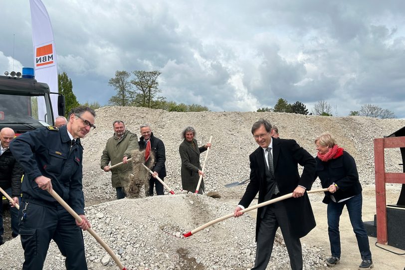 Es wird fleißig geschüppt für die Entstehung der neuen Feuer- sowie Rettungswache.