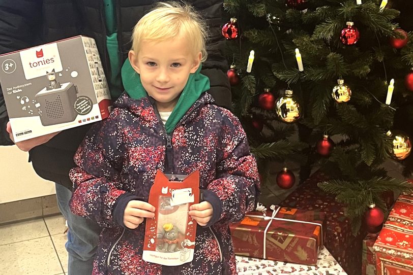 Glück gehabt beim Kids-Adventskalender der Lions Herne Emschertal: Die kleine Emma hat eine Tonie-Box und dazu eine spannende Benjamin Blümchen Geschichte gewonnen.