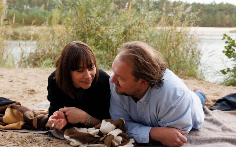 Paula Kurz (Christiane Paul) und ihr „Retter“ Micha Hartung (Charly Hübner) kommen sich am Badesee näher.