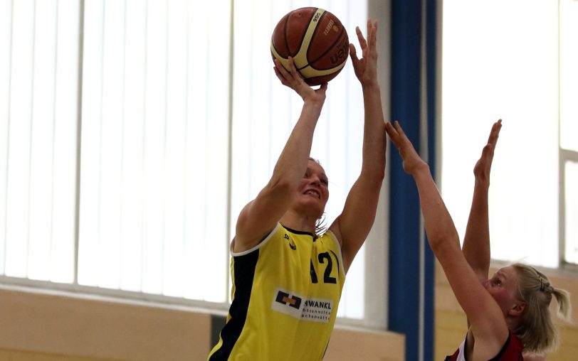 Andrea Ambrus (RBH, gelbes Trikot).