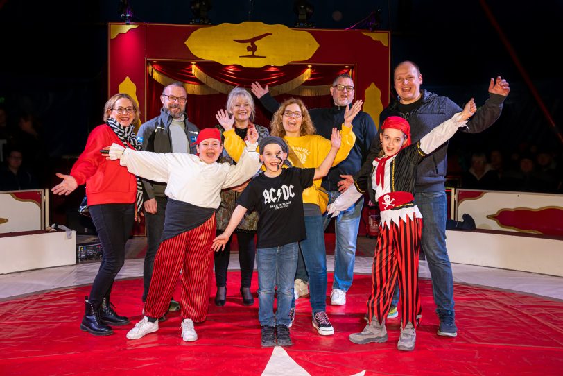 Grundschullehrerin Kesker Açikgöz (v.l.), Quartiersmanager Karl Cielontko, Schulleiterin Claudia Patz und Lehrerin Marie-Luise von Sondern, Objektbetreuer Lars Baranowski sowie Daniel Hettermann, Mitglied des Fördervereins der Schule, feierten gemeinsam mit den Grundschulkindern ihren Auftritt in der Manege.