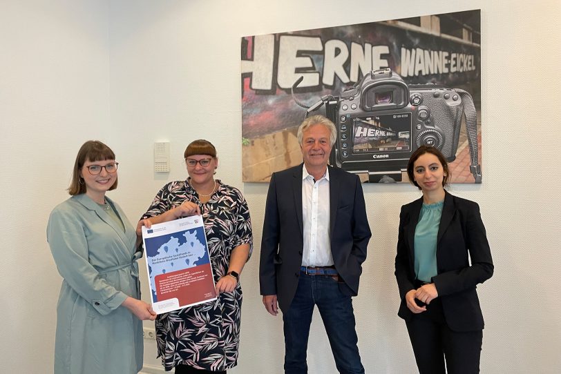 v.li.)Die Beraterinnen Franziska Büttner und Vanessa Lambers, Christoph Schmidt (Prokurist Diakonie) und Ilham Karrouch (Bereichsleiterin Agentur für Arbeit Bochum).