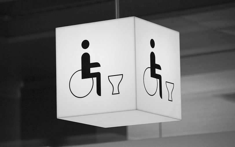 Behindertentoiletten-Hinweisschild.