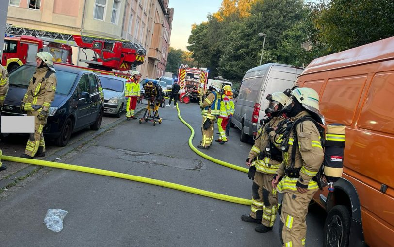Die Feuerwehr löschte an der Rökenstraße einen Wohnungsbrand: Eine Person wurde schwer verletzt.