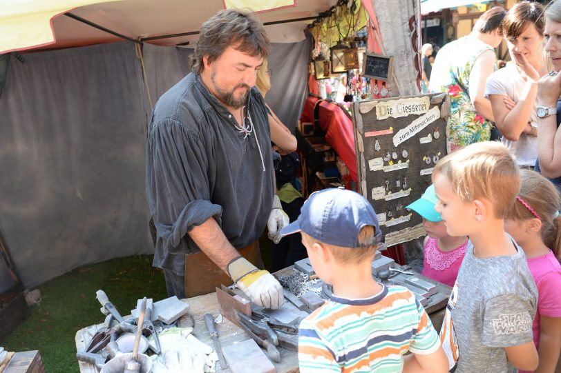 Viele Aussteller zeigten die (kleinen) Besuchern das mittelalterliche Handwerk.