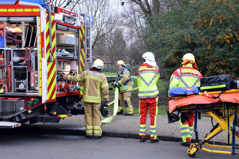 Feuerwehr Herne im Einsatz am Regenkamp: Löscharbeiten an einer brennenden Gartenlaube.