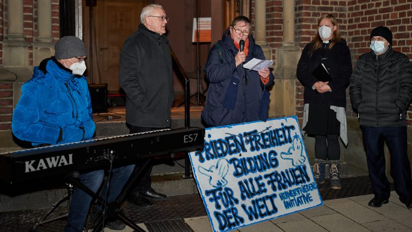 Friedensgebet zum Internationalen Tag Gegen Gewalt gegen Frauen - vor der Kreuzkirche.