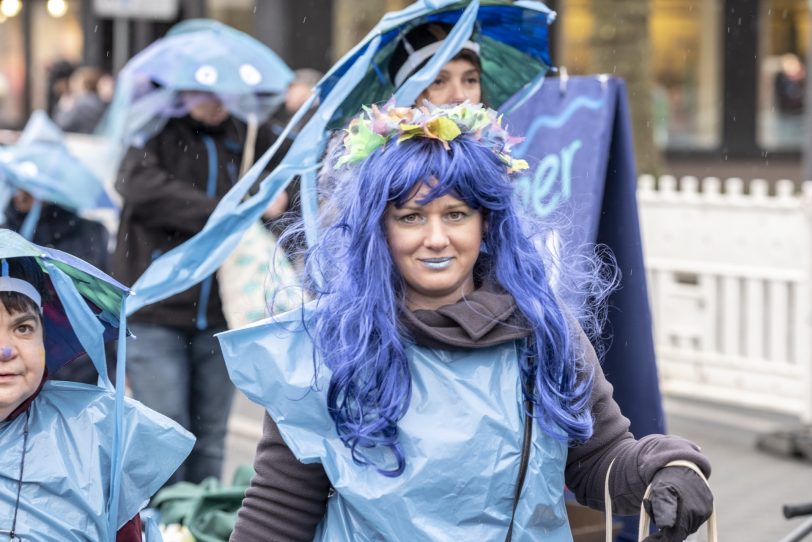 Der Karnevalsumzug am Rosenmontag (04.03.2019) in Herne (NW). Der Umzug startete pünktlich um 12 Uhr vom Kurt-Edelhagen-Platz in Sodingen in Richtung Innenstadt. Trotz der Unwetterwarnung des DWD hatten sich die HeKaGe und das Ordnungsamt entschieden, den Zug rollen zu lassen. Kurz nach dem Start setzte ein heftiger Schauer ein, der Teilnehmer und Zuschauer ordentlich durchweichte.