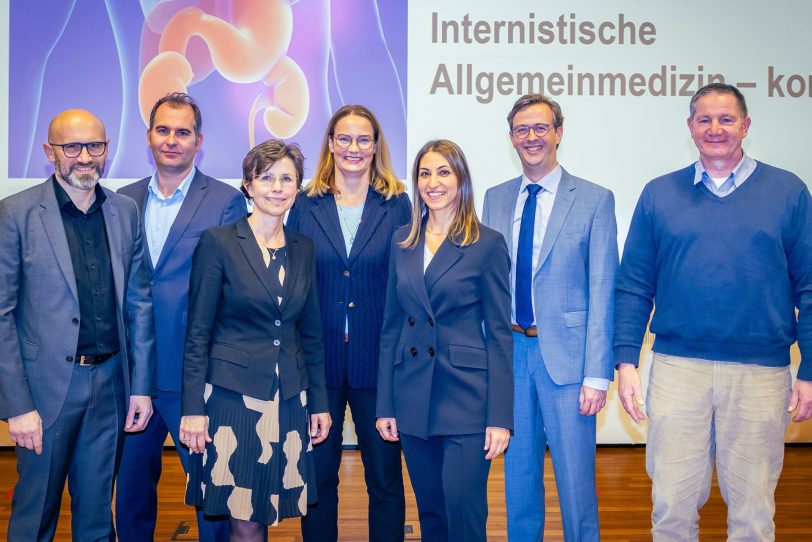 Simone Lauer (4. v. l.), Geschäftsleitung Elisabeth Gruppe und Daniel Matosin (2. v. l.), Mitglied der Geschäftsleitung, mit Prof. Dr. Timm Westhoff (2. v. r.), Direktor des Zentrum für Innere Medizin, und Dr. Panagiota Zgoura (3. v. r.), Chefärztin der Klinik für Innere Medizin am St. Anna Hospital Herne.