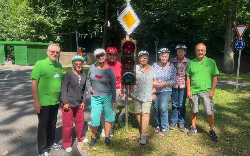 Die Teilnehmer der Rheumagruppe beim Radfahrtraining an der Jugendverkehrsschule: Die Veranstaltung wurde von der Verkehrswacht Wanne-Eickel um (li.) Johann Holecek und Reinhard Dembowy (re.) begleitet.