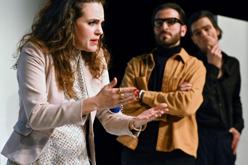 Amal (Talisa Lara Schmid) muss sich der Zudringlichkeiten von Abdoul Latif (Bashar Al Murabea) und seinem Chef Leif (Oliver Möller) erwehren.