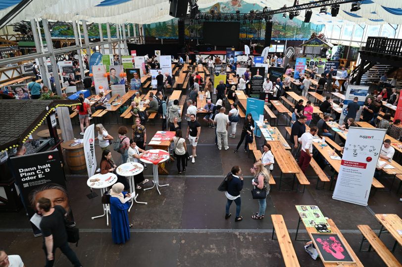 Das Job-Speeddating in der Cranger Festhalle war zur Kirmes eine Premiere: Mehr als 50 Unternehmen warteten auf die Bewerber.