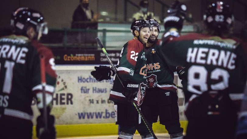 Große Freude nach dem Treffer zum 1:0 bei Vorlagengeber Dennis Thielsch (22) und Torschütze Richard Mueller (19).