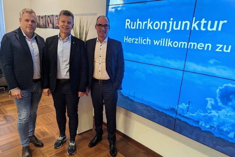 Stellten den 111. Ruhrlagebericht in Bochum vor: Philipp Böhme, Präsident der IHK Mittleres Ruhrgebiet, Michael Bergmann, Hauptgeschäftsführer der IHK Mittleres Ruhrgebiet, und Matthias Wulfert, stellvertr. Hauptgeschäftsführer der Niederrheinischen IHK (v.li.).