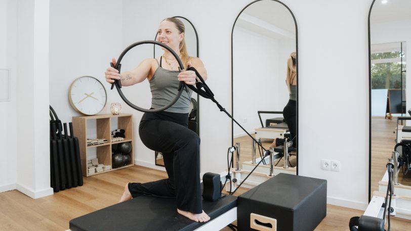 So geht das: Franziska Brix zeigt auf dem Reformer im 