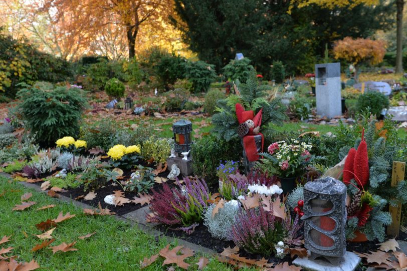 Grabschmuck auf dem Friedhof in Holsterhausen.